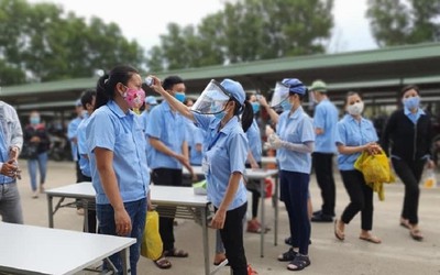 Bản tin 17/7: Phó Thủ tướng yêu cầu khẩn trương hỗ trợ tiền thuê nhà cho người lao động; Xe bồn nát bét sau va chạm với xe khách