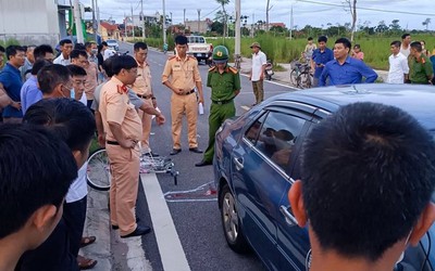 Bản tin 12/8: Va chạm với xe tập lái, bé gái 3 tuổi tử vong; Hàng chục nghìn con tôm hùm ở Phú Yên bất ngờ bị chết