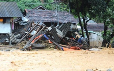 Bản tin 4/10: 56 ngôi nhà bị cuốn trôi sau trận lũ ở Kỳ Sơn; xe tải suýt rơi xuống sông sau tai nạn liên hoàn