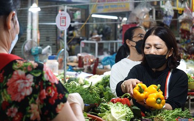 Giá rau xanh tại Đà Nẵng tăng chóng mặt sau mưa lũ lịch sử