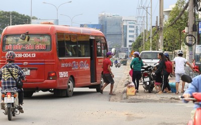 Bản tin 8/11: Tp.HCM “điểm danh” 76 vị trí xe dù, bến cóc; Trường đại học xin lỗi vụ lộ đề thi khiến hơn 600 sinh viên thi lại