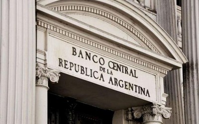 Argentina tăng mạnh lãi suất để chống lạm phát