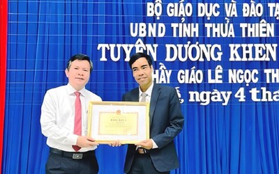 Tặng bằng khen cho thầy giáo dũng cảm cứu 3 người trong lũ tại Huế