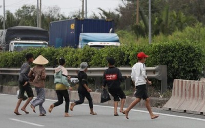 Người đi bộ đi vào đường cao tốc bị phạt bao nhiêu?