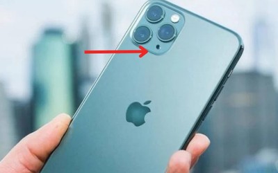 Dùng iPhone nhưng không phải ai cũng biết lỗ tròn màu đen cạnh camera có tác dụng gì