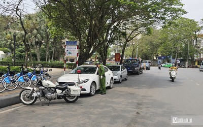 Hải Phòng: Mạnh tay xử lý xe ô tô đỗ trái phép ở lòng đường, vỉa hè