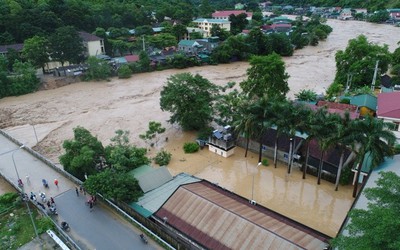 Toàn cảnh huyện miền núi ở Nghệ An chìm trong biển nước nhìn từ flycam