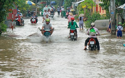 Triều cường dâng cao, nhiều tuyến đường ở Vĩnh Long chìm trong biển nước