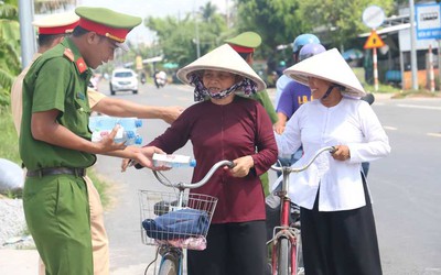 Hình ảnh đẹp: Công an Cần Thơ phát nước suối, khăn lạnh miễn phí cho người dân dịp lễ 30/4 -1/5