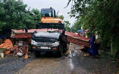 Hiện trường vụ ô tô húc đổ cổng chào, tài xế tử vong tại chỗ