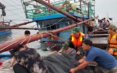 Sáu ngư dân may mắn được cứu sống, đưa vào bờ an toàn