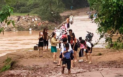 Đường ngập sâu trong bùn, thầy hiệu trưởng cõng học sinh đến trường