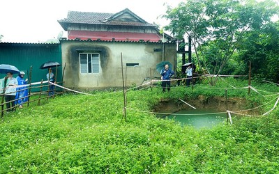 Sau đợt mưa lớn, vườn nhà bỗng xuất hiện "hố tử thần"