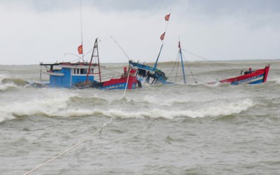 Biên phòng Quảng Bình cứu thành công 3 ngư dân chìm tàu trên biển