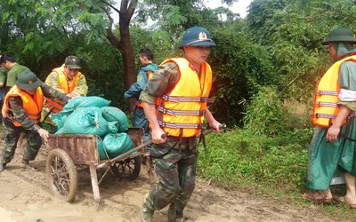 Nguy cơ vỡ đê sông Vinh, tính mạng hơn 4.000 người bị đe dọa