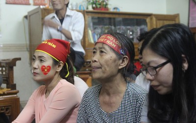 Mẹ Công Phượng xin lỗi, mẹ Xuân Mạnh mong khán giả đừng trách cầu thủ