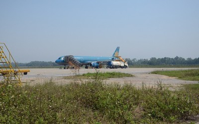 Vietnam Airlines xin lỗi hành khách vì máy bay nằm giữa đường băng