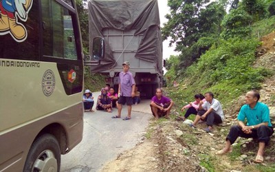 Hàng trăm người dân mệt mỏi ngồi chờ về nhà sau 1 ngày xe tải chết máy