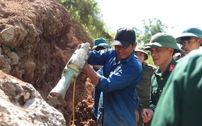 Hàng chục người toát mồ hôi phá đá thông đường ở xã biên giới Nghệ An