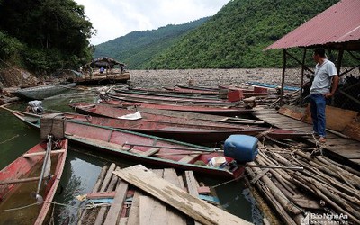 Kéo dài thời gian dọn rác hồ Bản Vẽ, người dân khốn khổ