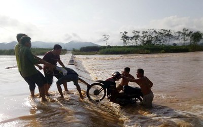 Video: Dân vớt xe máy bị cuốn trôi trong đêm, 1 người thoát nạn