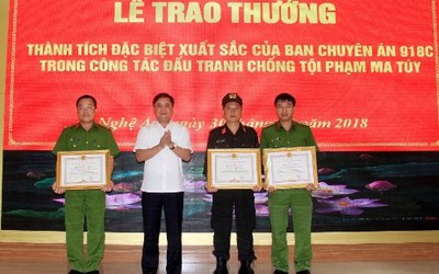 Trao thưởng Ban chuyên án đấu súng, tiêu diệt trùm ma túy trong đêm