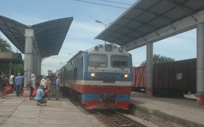 Hàng trăm người mắc kẹt tại ga Vinh nhiều giờ do ảnh hưởng cơn bão số 9