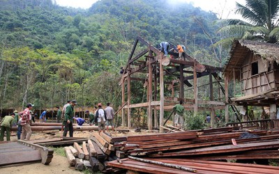 Nghệ An: Bản làng chung tay di dời nhà để đón Tết, tránh nguy cơ lũ quét