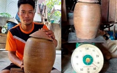Đào móng nhà, một người dân phát hiện hũ tiền cổ nặng 36kg