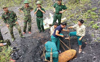 Clip: Kích nổ tiêu hủy quả bom dài 1,2m được người dân phát hiện