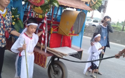 Nữ nhân viên cây xăng bị đâm tử vong: Đau đớn 2 con thơ chống gậy đưa tang mẹ