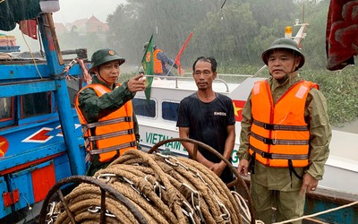 Tàu cá cùng 16 ngư dân Nghệ An gặp nạn khi tránh bão số 4