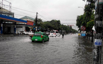 Thành phố Vinh chìm trong biển nước sau cơn mưa lớn