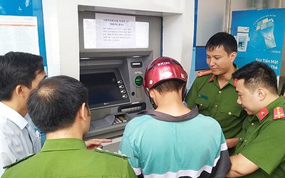 3 người đàn ông Trung Quốc làm giả thẻ ATM: Dựng hiện trường, tái hiện thủ đoạn trộm cắp tinh vi