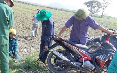 Video: Sáng kiến rú ga, dùng khói xe máy để bắt chuột của người dân