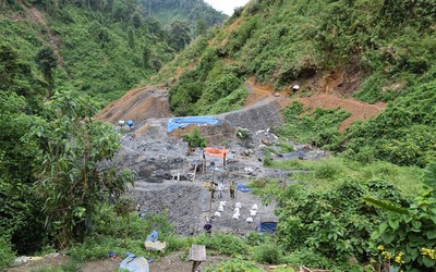 Bàn giao 11 phu vàng bị chủ bãi giam giữ, đánh đập về quê nhà