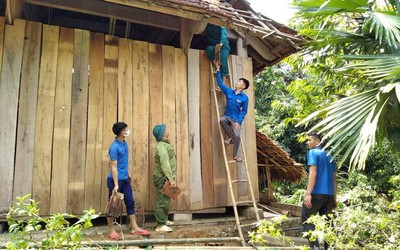 Hàng trăm thanh niên “đội nắng” sửa nhà cho người dân bị lốc xoáy tàn phá