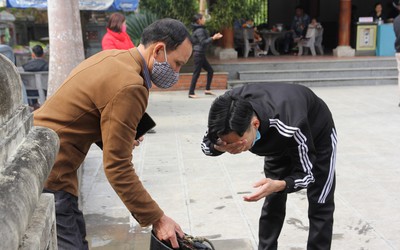 Du khách thành kính dùng nước giếng “tẩy trần” tại đền vua Mai