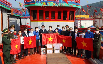 Tặng 500 cờ Tổ quốc cho ngư dân bám biển Nghệ An