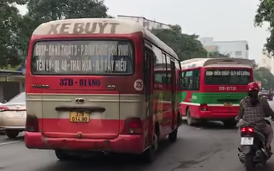 Video: 2 xe bus lạng lách, đánh võng, chèn ép nhau trên đường