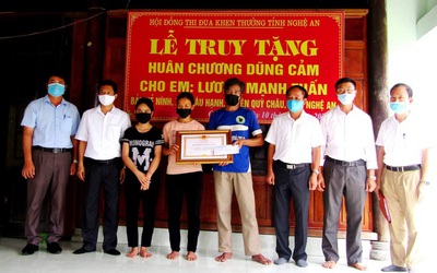 Truy tặng Huân chương dũng cảm cho học sinh quên mình cứu 2 em nhỏ