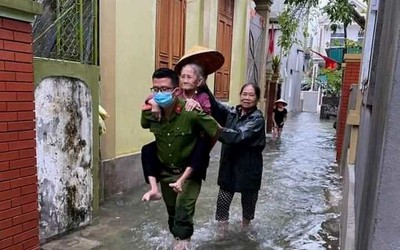 Nghệ An: Hàng trăm người “chạy lũ” do nước ngập sâu hơn 1m