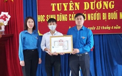 Tuyên dương nam sinh cứu em nhỏ lớp 1 đuối nước ở hồ sen