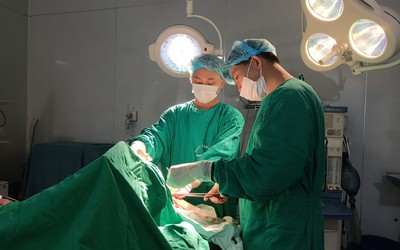 Phẫu thuật thành công khối u buồng trứng lớn ở bệnh nhân 85 tuổi