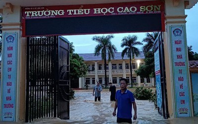 Nghệ An: Mưa ngập sâu, hơn 300 trường cho học sinh nghỉ học