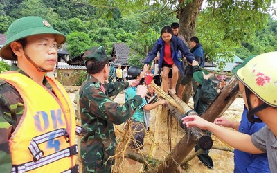 Khẩn cấp làm cầu tạm vượt lũ, tiếp tế lương thực cho người dân bị cô lập