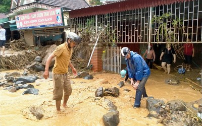 Người mẹ khóc nghẹn khi mất con gái hơn 4 tháng tuổi vì lũ quét