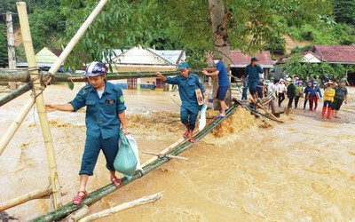 Nhiều tổ chức, cá nhân chuyển hàng cứu trợ cho người dân vùng lũ