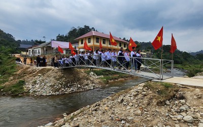 Nghệ An: Học sinh háo hức qua cầu dân sinh vượt lũ ngày rét buốt