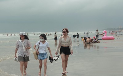 Lượng du khách về Nghệ An tắm biển giảm mạnh do mưa lớn
